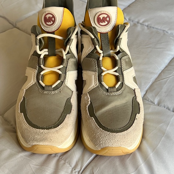 Michael Kors sports shoes - platform style with gold arch trimming - Picture 6 of 6